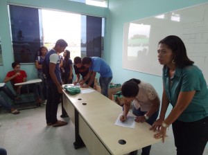 Técnicos do PRONATEC entregam kits aos alunos