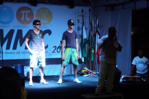 Alunos Diego Ladeia e Henrique Costa Fagundes em apresentação de dança