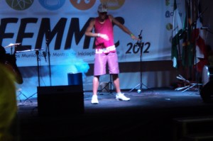 Aluno Jeferson Ladeia em número de Street Dance