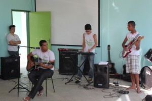 Alunos mostram habilidades artísticas com instrumentos musicais