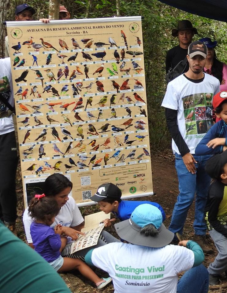 Figura 11: Crianças interagirando de forma lúdica com as espécies contidas no guia, após apresentação do projeto