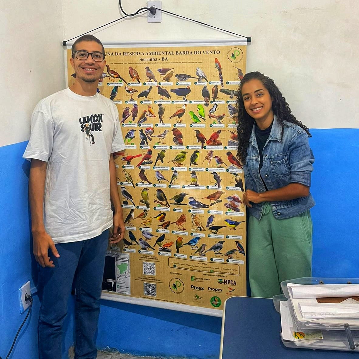 Figura 7: Entrega do Banner a Secretaria de Desenvolvimento Urbano, Habitação e Meio Ambiente (SEDHAM), representado pelo Secretário do Meio Ambiente do Município de Serrinha - Me. Diego Tomaz do Nascimento Queiroz