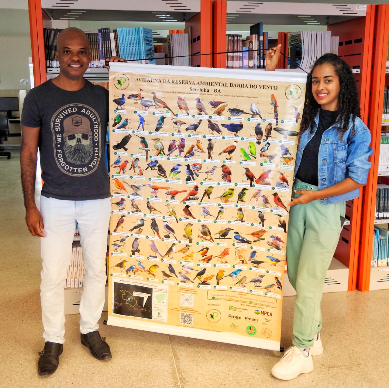 Figura 08: Entrega do Banners ao Instituto Federal Baiano Campus Serrinha, representado pelo Bibliotecário Ricardo Santos do Carmo Reis.